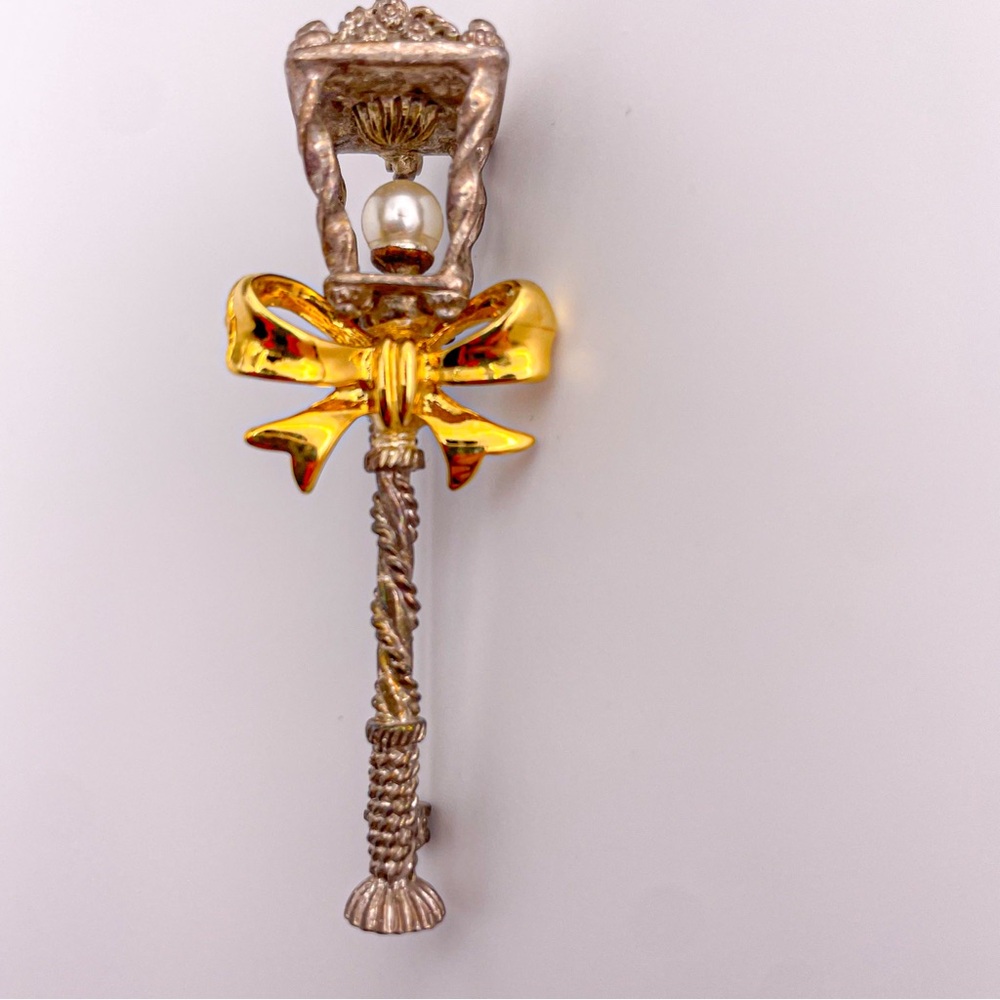Silver & Gold Two Tone Lamp Post/Light Post Faux Pearl Christmas Pin/Brooch